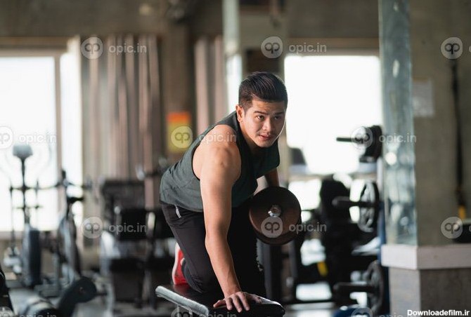 دانلود عکس مرد ورزشی مناسب آسیایی که در اتاق وزنه در باشگاه ورزش ...