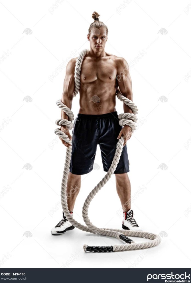 مرد قوی ورزشی با طناب های سنگین در دست عکس مردان مرد عضلانی با تیغ ...