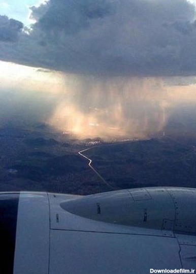 تصویر یک شهر بارانی از داخل هواپیما - تابناک | TABNAK