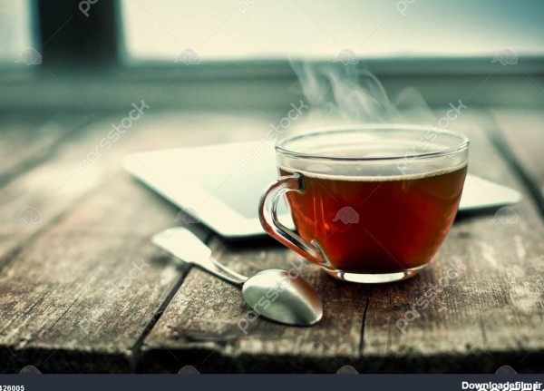 فنجان چای در پس زمینه یخ زده ی پنجره روز 1426005