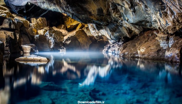 عکس باکیفیت غار طبیعی و دریاچه