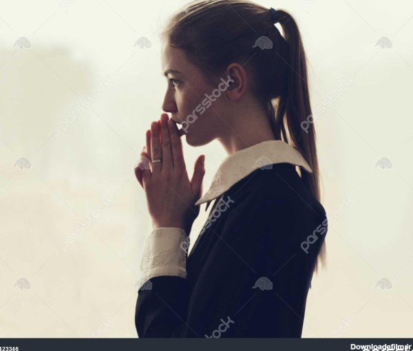 دختر زیبا دختر دعا می کند 1423346
