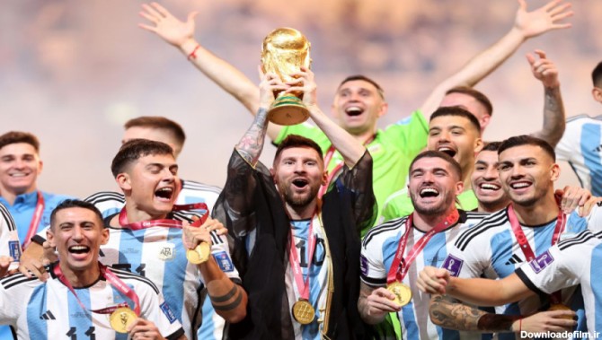 لحظه بالا بردن جام جهانی قطر 2022 توسط مسی و تیم ملی آرژانتین