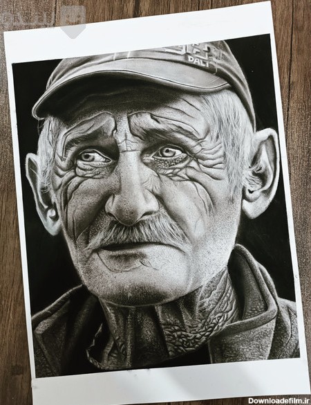 نقاشی سیاه قلم پیرمرد