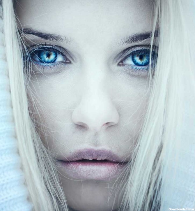 عکس با کیفیت خانم با موی یخی و چشم رنگی