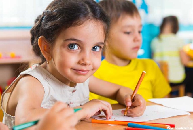 دانلود تصویر باکیفیت دختر بچه چشم رنگی در حال نقاشی کشیدن