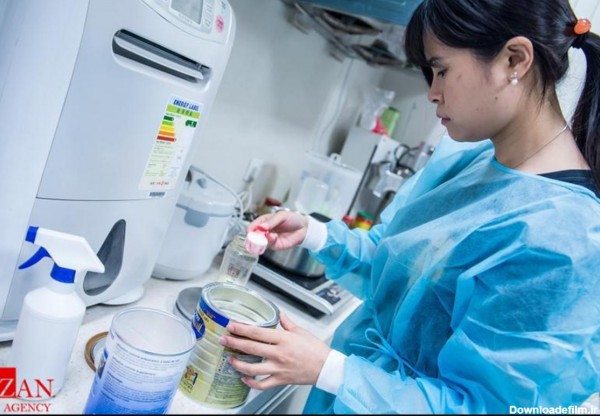 درست کردن شیر برای توله پانداهای دو قلو توسط محافظ و پرستار در منطقه ویژه اجرایی (SAR) در جنوب چین