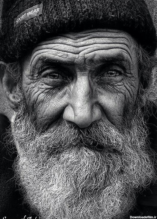 مدل نقاشی چهره پیرمرد سیاه قلم - نقاشی سمیه فتحی