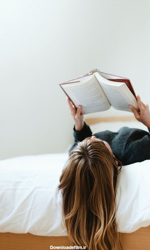 عکس کتاب خواندن در تخت خواب
