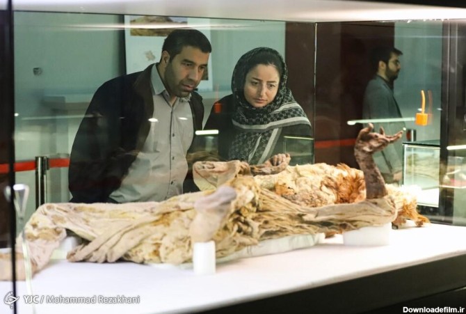 عکس/ بازدید مسافران نوروزی از مردان نمکی در موزه زنجان