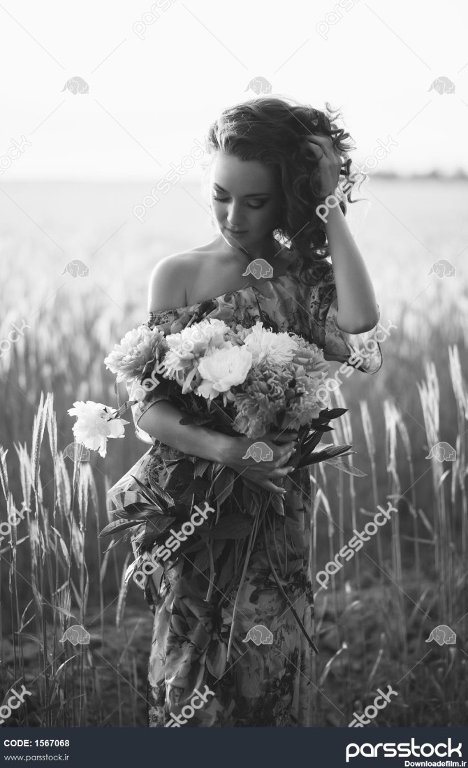 دختری با دسته گل در غروب آفتاب عکس سیاه و سفید 1567068
