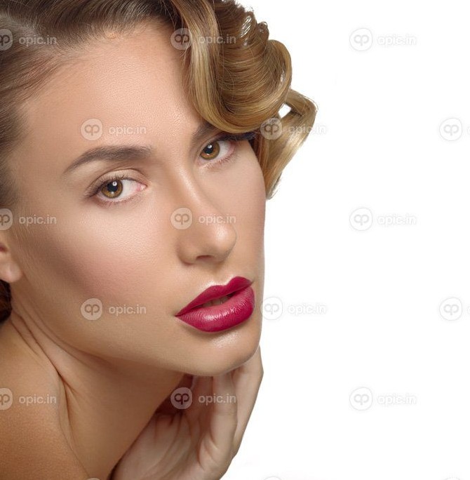 دانلود عکس زیبایی پرتره زرق و برق زن جوان زیبا چهره لمس کردن | اوپیک