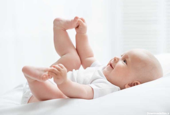 دانلود تصویر باکیفیت نوزاد در حال بازی با پاهایش