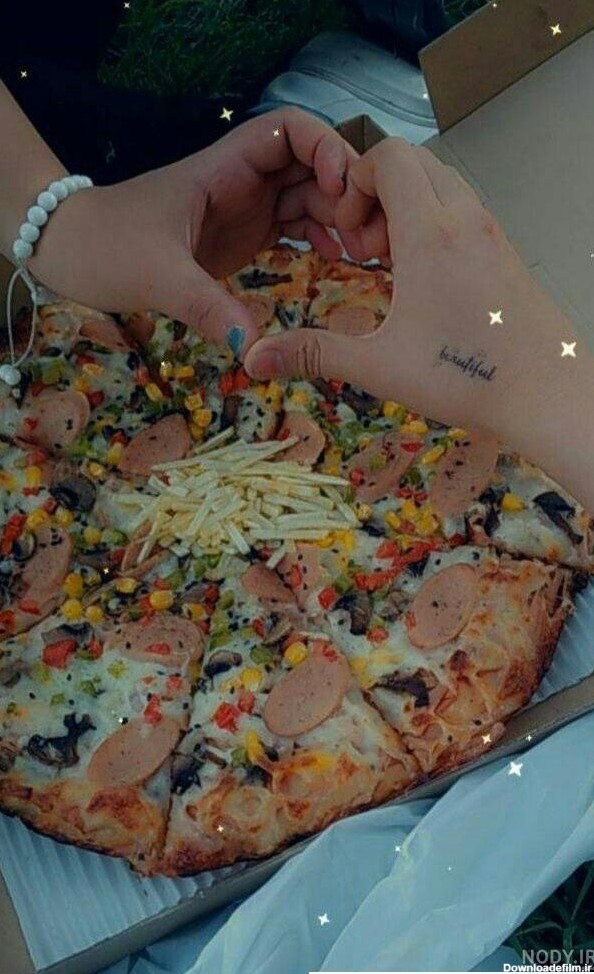 عکس پیتزا در رستوران برای استوری