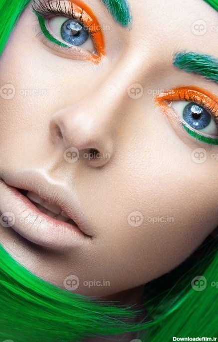 دانلود دختر زیبا در یک کلاه گیس سبز روشن در سبک cosplay و آرایش ...