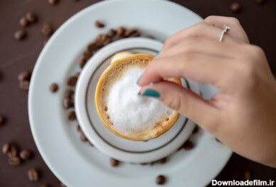 دانلود عکس زن در حال نوشیدن میز قهوه زنان در کافه