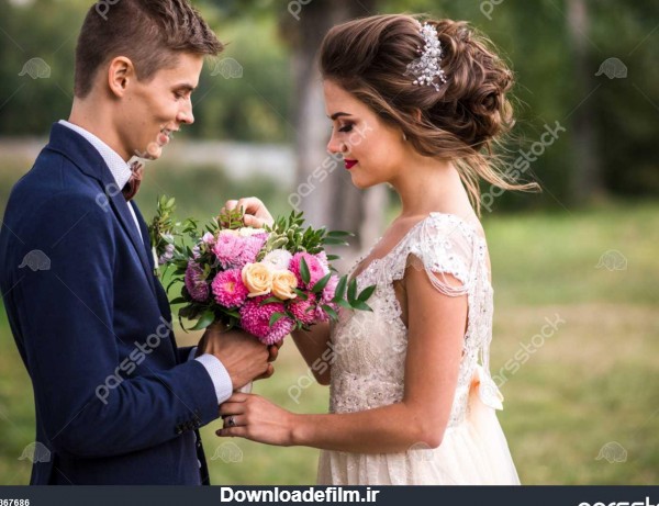 عروس جوان زیبا و برگزاری دسته گل عروس داماد فصل تابستان 1367686