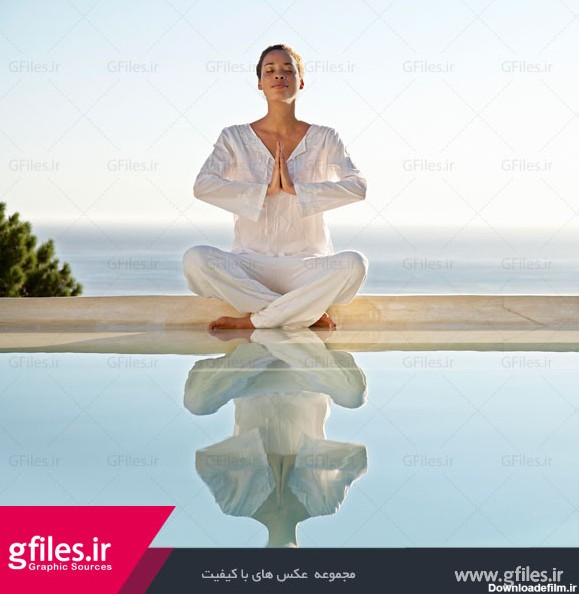 عکس خانم با چشمان بسته در حال ورزش یوگا در طبیعت در کنار آب