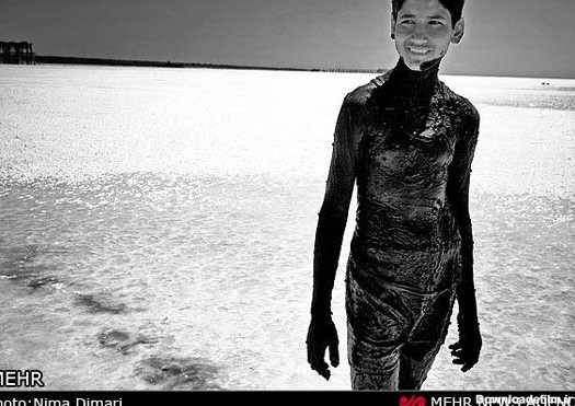 تصاویر: لجن درمانی در دریاچه ارومیه - تابناک | TABNAK