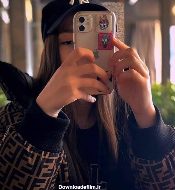 آینه عکس دختر با گوشی اپل برای پروفایل