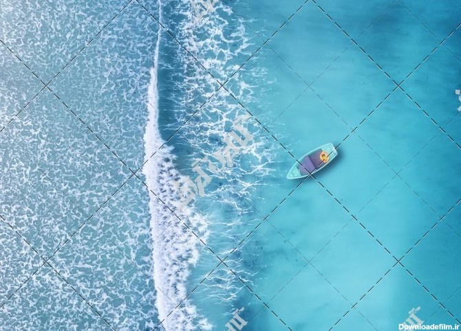 دانلود تصویر با کیفیت موج و قایق در ساحل