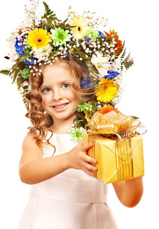 دانلود تصویر با کیفیت دختر بچه کادو به دست و گل های زیبا