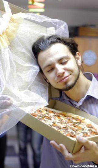 ازدواج مرد روس با یک پیتزا! (+عکس)