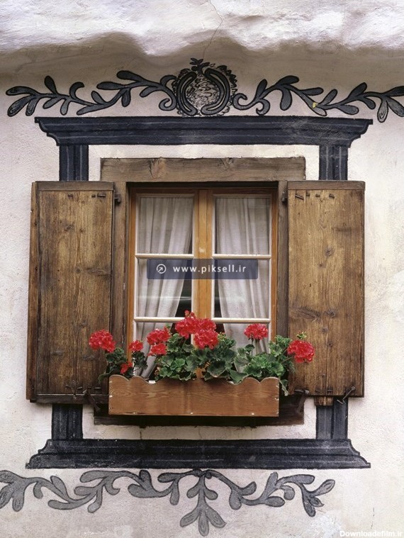 عکس با کیفیت از پنجره چوبی قدیمی و گل شمعدانی قرمز