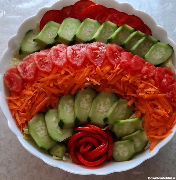 تزیین سالاد کاهو جدید و مجلسی با خیار و گوجه در ظرف گرد