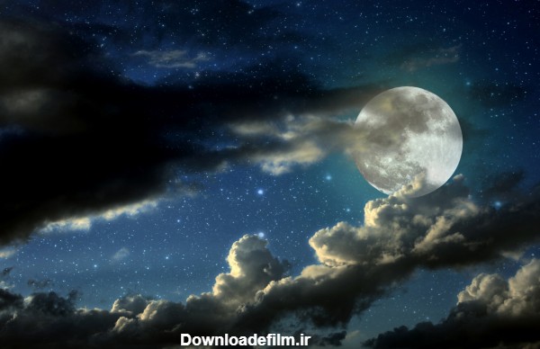 عکس ماه تابان شب چهارده در آسمان نمیه ابری شب