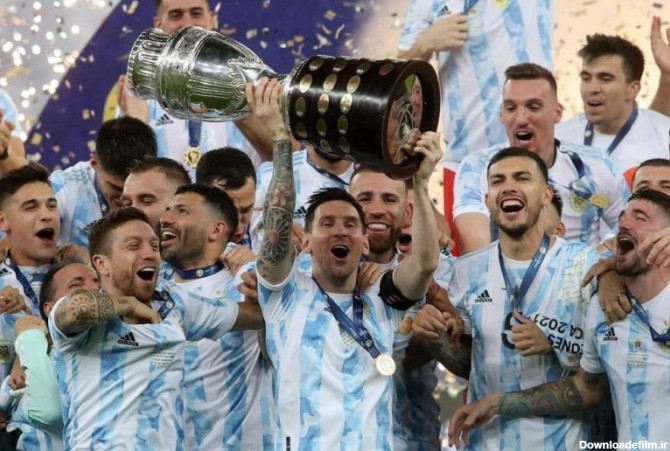 عکس نوشت/ لحظه بالا بردن جام توسط مسی و قهرمانی آرژانتین