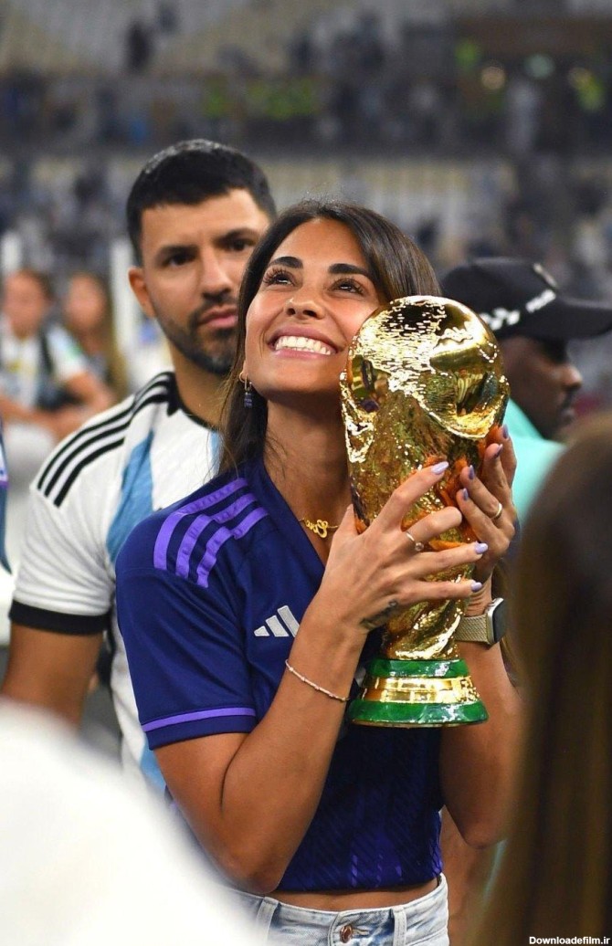 بوسه همسر لیونل مسی بر جام جهانی / عکس | طرفداری