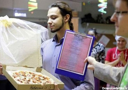 ازدواج مرد روس با یک پیتزا! (+عکس)