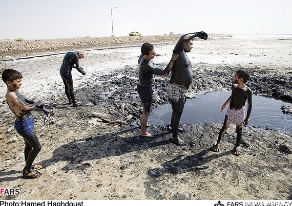 لجن درمانی در سواحل دریاچه ارومیه | خبرگزاری فارس
