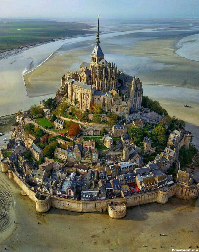 جزیره جادویی به همراه قلعه تاریخی در فرانسه