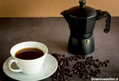 دانلود عکس از نزدیک داغ قهوه سیاه و موکا دیگ و دانه های قهوه