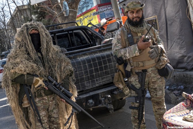 نیروهای طالبان، با اسلحه تک تیرانداز و لباس استتار در جاده‌های ...