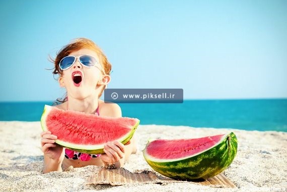 عکس با کیفیت از دختر بچه و هندوانه در ساحل