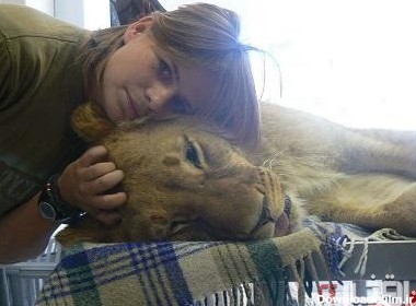 زندگی عجیب دختر جوان با شیر نر! + عکس