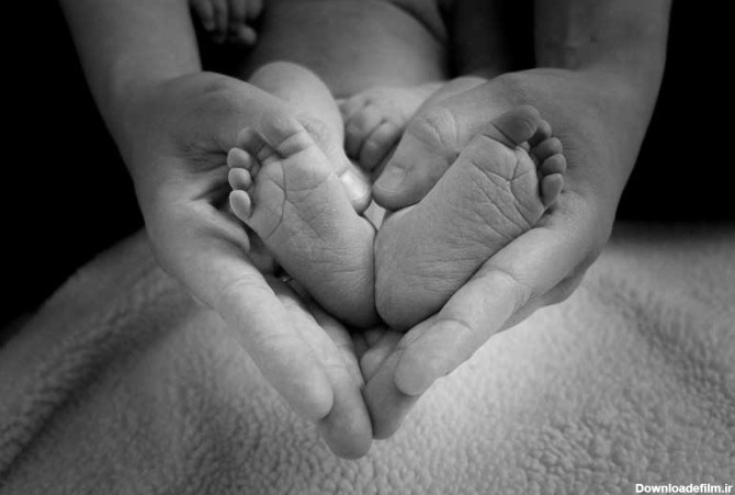 دانلود عکس سیاه و سفید پاهای نوزاد در دست | تیک طرح مرجع گرافیک ایران