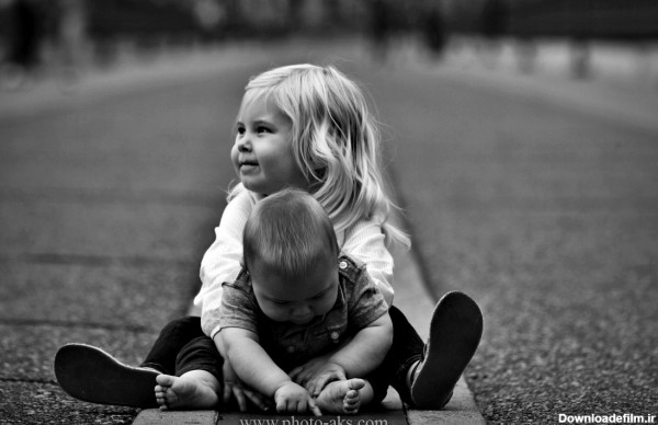 عکس سیاه سفید زیبا از دو بچه دختر و پسر در بغل هم