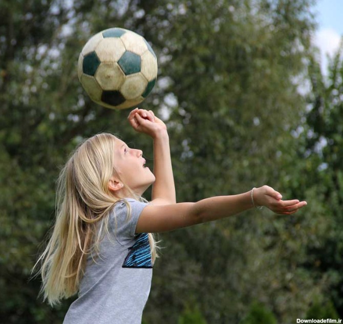 دانلود تصویر با کیفیت دختر بچه در حال توپ بازی