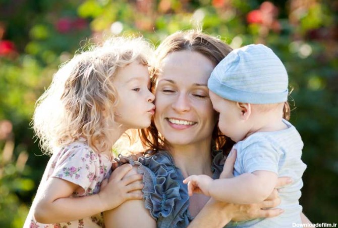 دانلود تصویر باکیفیت دو کودک در حال بوسیدن مادر