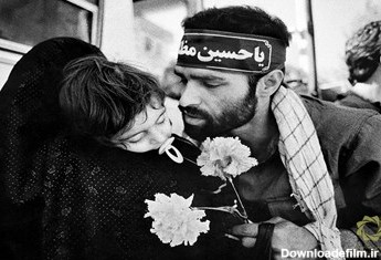 بوسه خداحافظی رزمنده قبل از عزيمت به جبهه.
تهران، خيابان جمهوري اسلامي/ 1365
