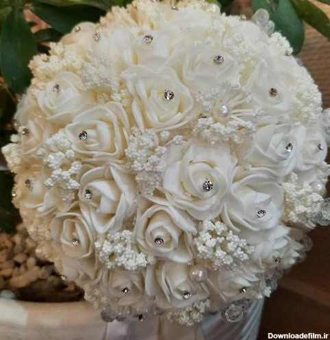 دسته گل عروس فوم نباتی به همراه پفکی با پایه کریستالی