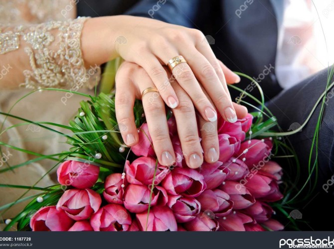 دست با حلقه عروس و داماد در عروسی دسته گل صورتی لاله 1187728