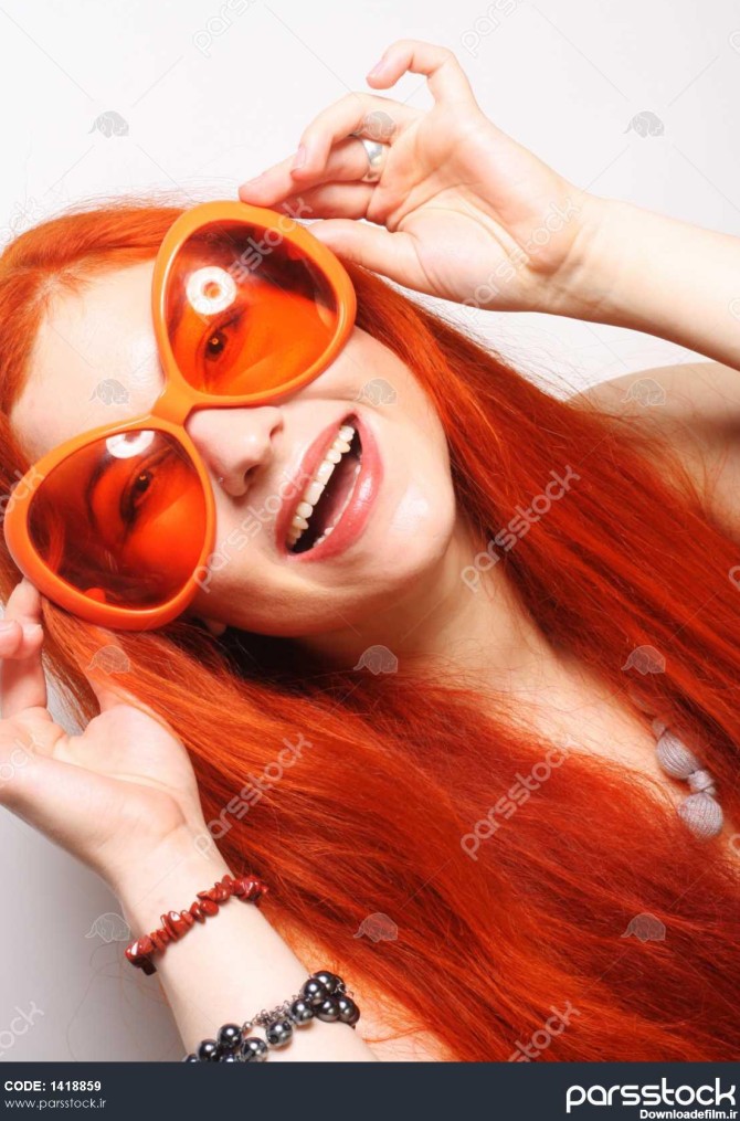 جوان خنده دار زن چاق و چله در عینک نارنجی بزرگ 1418859