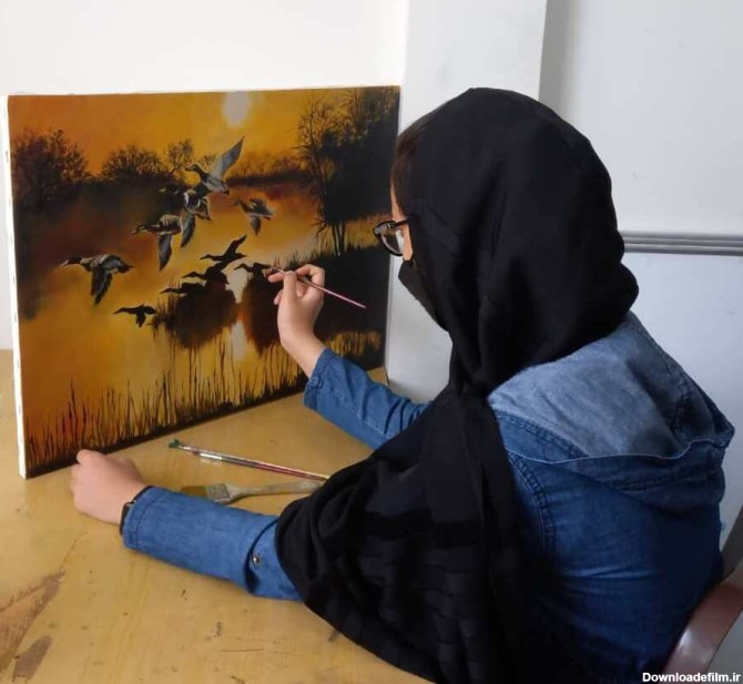 مشتری‌ها برای تابلوهای نقاشی این کودک کار صف می‌کشند (+ عکس)