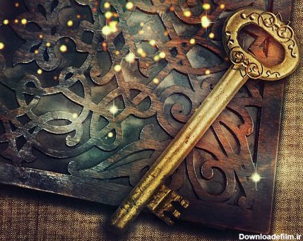 عکس با کیفیت از کلید قدیمی طلایی و کتاب جادویی
