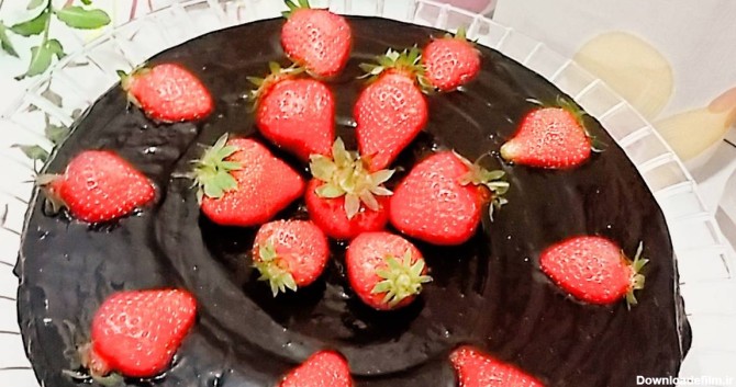 تزیین کیک شکلاتی با گاناش و توت فرنگی